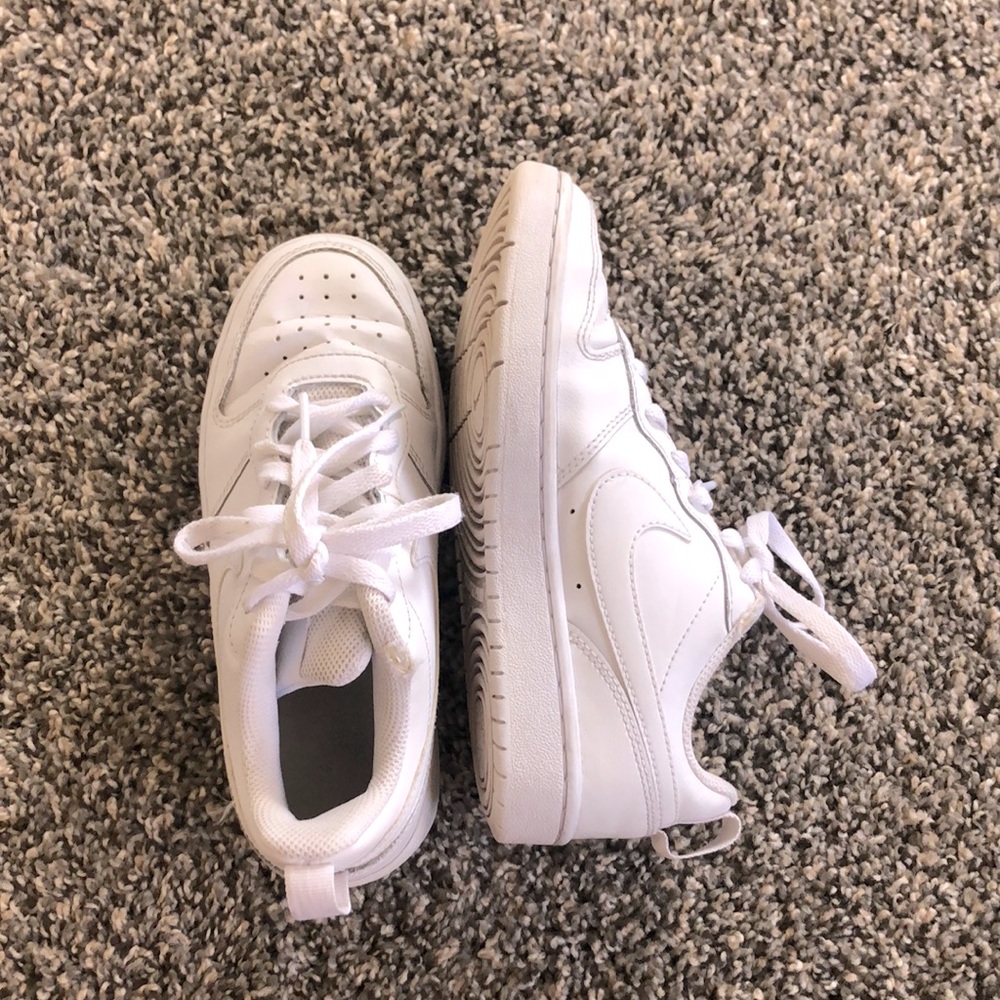 Youth Kids Air Force 1’s good condition comfortable for walking in.